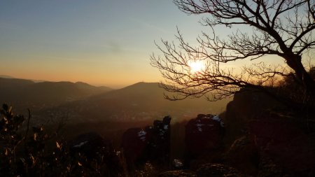 Le Fremersberg depuis le belvédère de la Bergwachthütte, mais sans zoom cette fois. On peut aussi apercevoir l’Yberg en contre-jour, à gauche du Fremersberg.