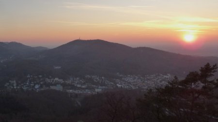 Depuis le belvédère de Ritterplatte, vue sur Baden-Baden et le Fremersberg. 17h53. Le coucher du soleil sur les Vosges est imminent. Dans 7 minutes, il sera couché !