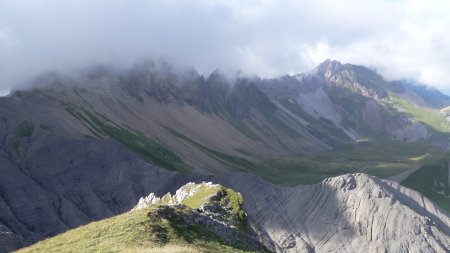 Au sommet de la Miaz. Vue au nord sur les Aravis et la combe des Fours.