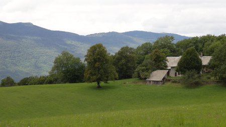 Sur le chemin qui mène au hameau nord de Montclergeon.