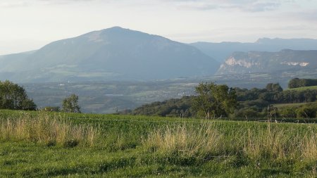 À la sortie du village, vue sur le plateau de la Semine, le grand Crêt d’Aup et le Vuache.