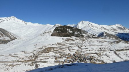 En prenant de la hauteur.