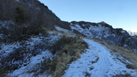 Montée après le lac, au fond le col de Véret 