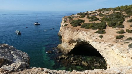 On arrive à la célèbre grotte de Benagil.