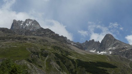 A gauche, l’Aiguille du Plat de la Selle.