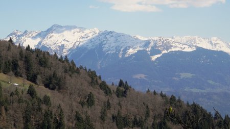 Au loin, le mont Mirantin.