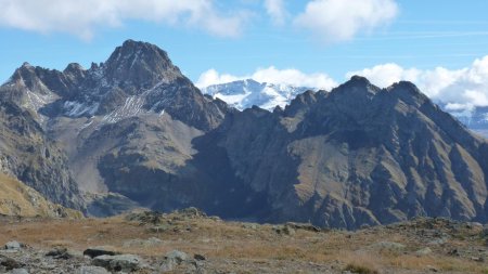 Du replat vue sur les Grandes Rousses au fond et Grande Lance d’Allemont au 1er plan