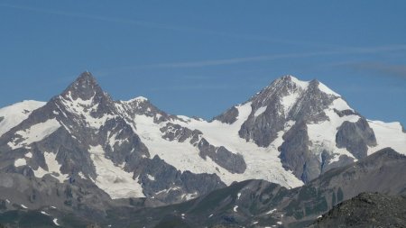 Aiguille des Glaciers et Aiguilles de Tré la Tête.