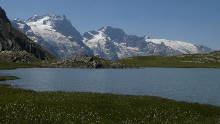 Un lac bien panoramique.