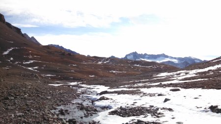 Sous le déversoir du Lac du Montet, un peu en dessous des Pareis Longues et un peu plus haut que les Vardettes