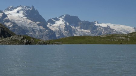 Un lac bien panoramique.