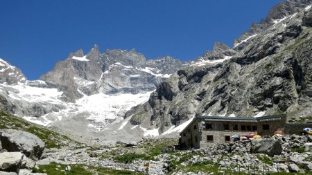 Le refuge du Châtelleret qui malheureusement 1 mois plus tard subira une crue torrentielle.