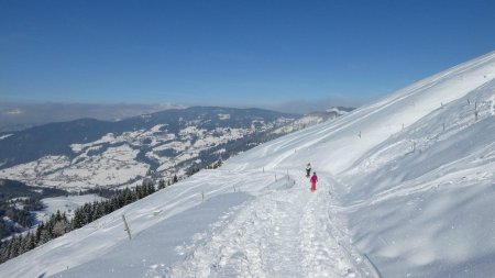 Toujours la montée en pente douce par cette piste agréable.