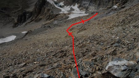 vue du cheminement à suivre au milieu du versant, c’est là qu’on essaye de rejoindre le versant ouest