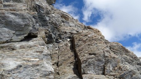 Vue arrière sur la cheminée qui permet de rejoindre le pierrier