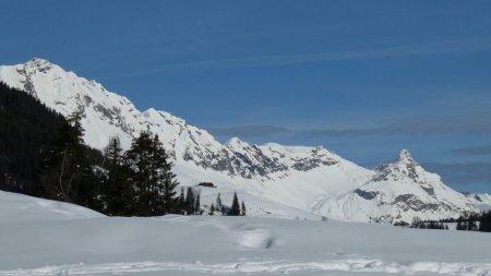 avec une belle vue sur les sommets des Aravis.