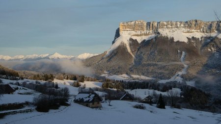 Le Granier et le massif de la Lauzière à gauche.