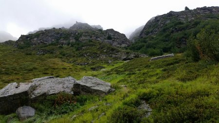 Sur la voie carrossable, les pentes du Montet