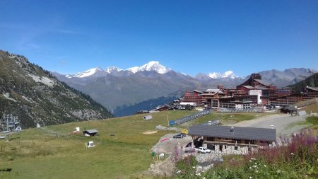 Les Arcs 2000 avec le Mont Blanc en arrière-plan