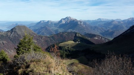 Premier aperçu du lac d’Annecy à gauche