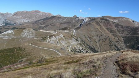 Retour vers le col de Tende (à droite le début des lacets du col coté français)