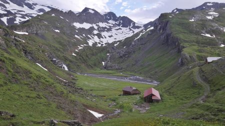 Geltenhütte à gauche, avec une prairie et des torrents en contrebas.