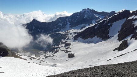 Vue de la vallée et du lac depuis le pierret du col (2880 m).