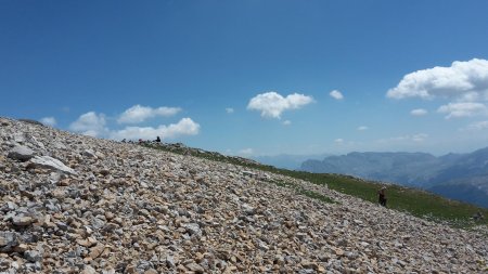 Déjeuner sous le Grand Ferrand pour des marcheurs plus âgés.