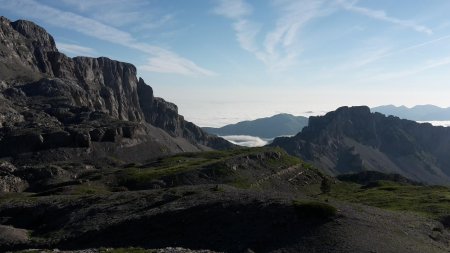 Rétro sur les falaises du Pic du Soum Couy (2315m) et le Pas d’Azuns au centre.