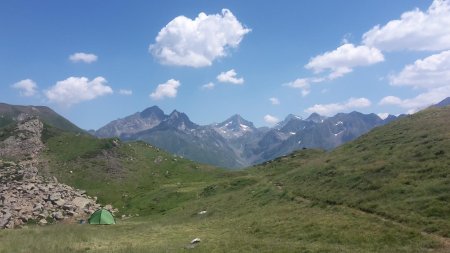 Un bivouac devant de beaux sommets.