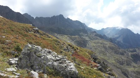 Pointes de Jasse Bralard, la Croix de Chamrousse domine les Lacs Robert.