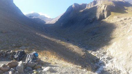 Emplacement de bivouac vers 2650m, entre les contreforts du Goléon (gauche) et de la pointe Salvador (droite). Au fond, l’Aig Centrale de la Saussaz