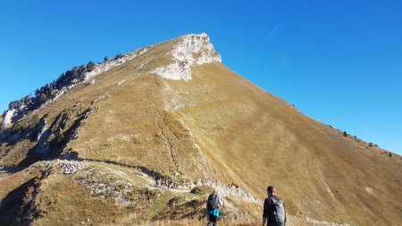 Au col, vu sur la crête du Colombier et la raide pente avalée au doux rythme de 1000m/h