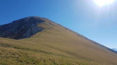 Dans la descente, vue sur le sommet et l’itinéraire de descente