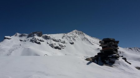 Cairn sommital devant le Goléon.