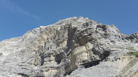 Il va falloir passer au dessus de ces belles falaises pour la traversée du versant ouest.