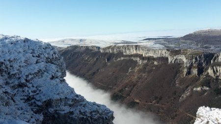 Contreforts est du plateau où se distingue une incroyable cavité.