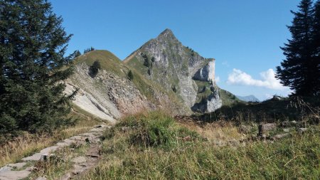 l’ imposant Suggiture : le sentier semble bien raide