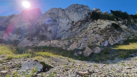 Sous l’impressionnante face Nord de Haute Pointe