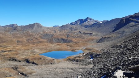 Descente dans les éboulis vers le lac sans nom côté 2697