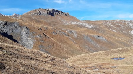 La Croix du Pisset et le vaste plateau du Mont Roup vus depuis le vallon du Pisset