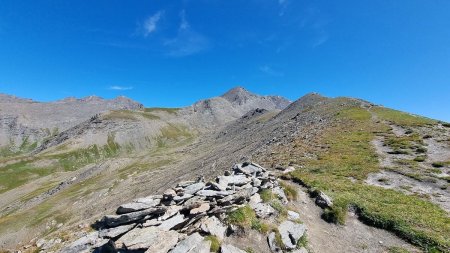 Vue sur l’objectif, du Col : il en reste encore à monter !