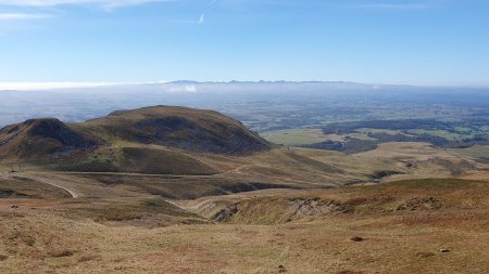 Les monts du Cantal, au loin !