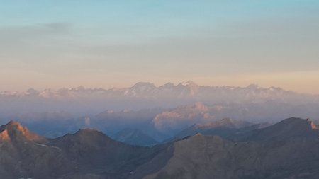 Zoom sur les Écrins (Les Bans, l’Ailefroide, le Pic Sans Nom, le Pelvoux et derrière la Barre des Écrins)