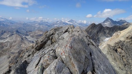 Le sommet lui-même vu d’un peu plus loin au sud sur l’arête