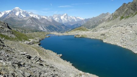 Lac avec vue sur le Mont Blanc.