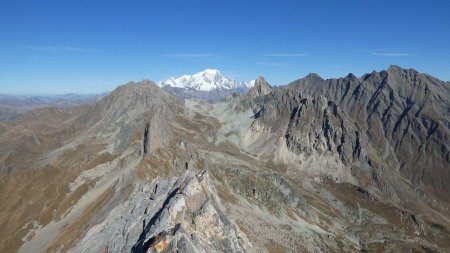 Du sommet le Beaufortain (Pierra Menta, Col du Grand Fond, Aiguille de la Nova, Roignais...) et Mont Blanc.