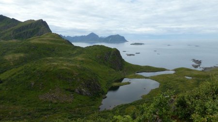 Le sentier de montée longe les lacs à droite.