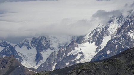 Le temps se dégrade sur le Mont Blanc.