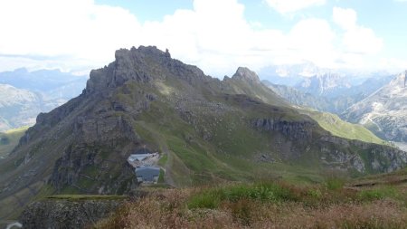 Faire abtraction des installations de Porta Vescovo, au 2e plan la via ferrata Della Trincee.